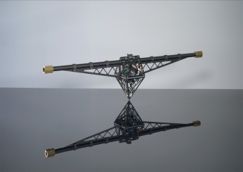 robot pandi seisma ühe jala peal
